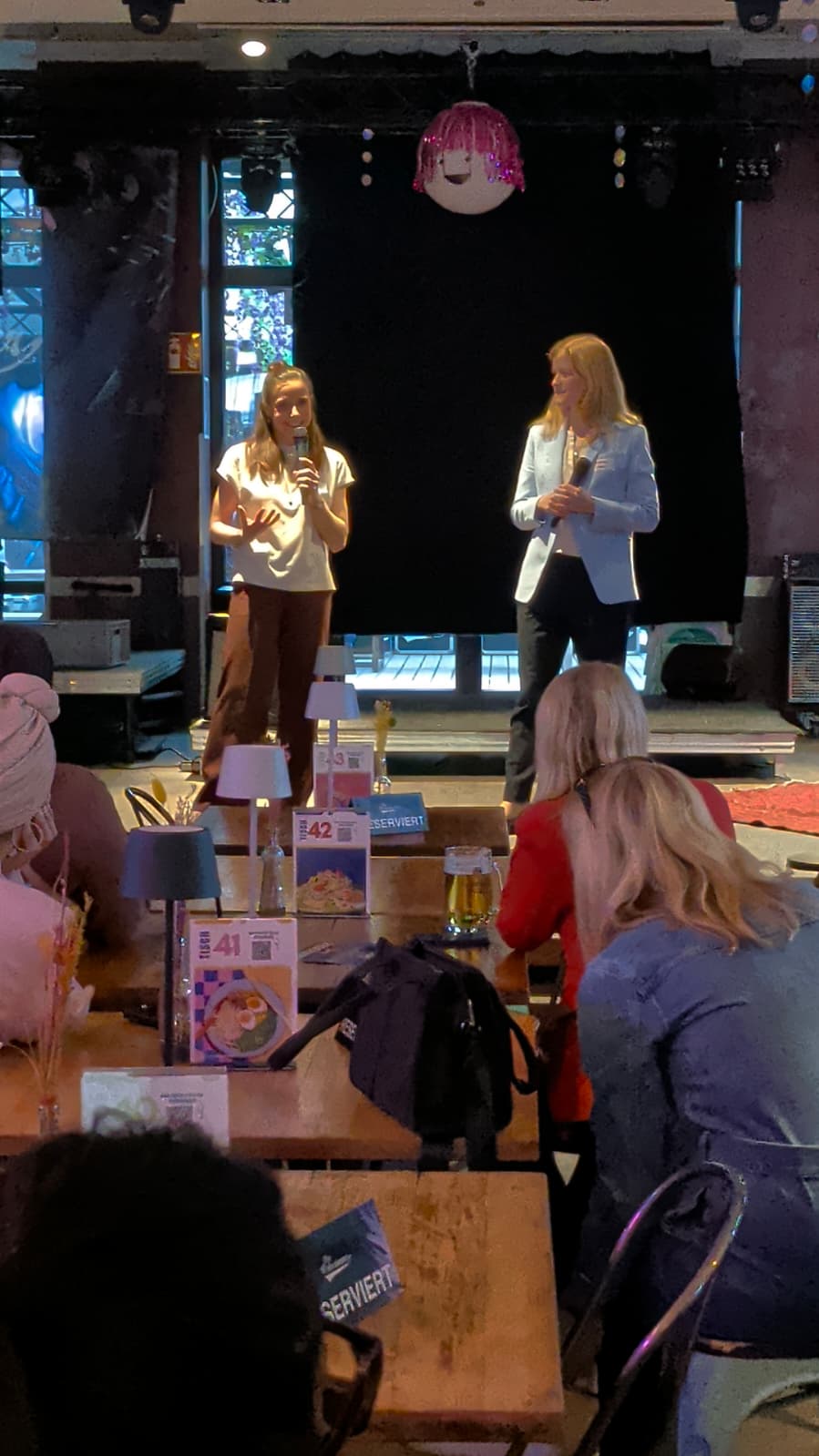 Michèle Winkler auf der Bühne bei einem Event